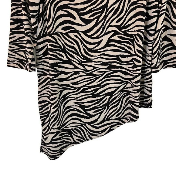 Chicos Travelers Zebra Pattern Blouse Size 2 Asymmetrical Pointed Hem Stretch - Picture 4 of 5
